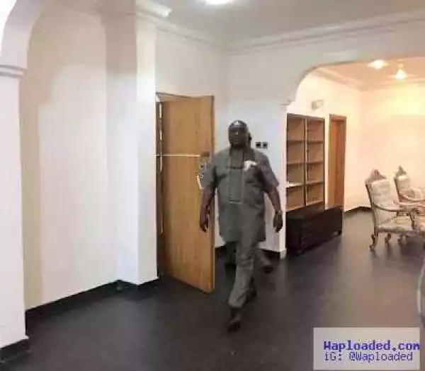 Gov Ikpeazu resumes office at Abia Government House despite controversy [PHOTOS]
